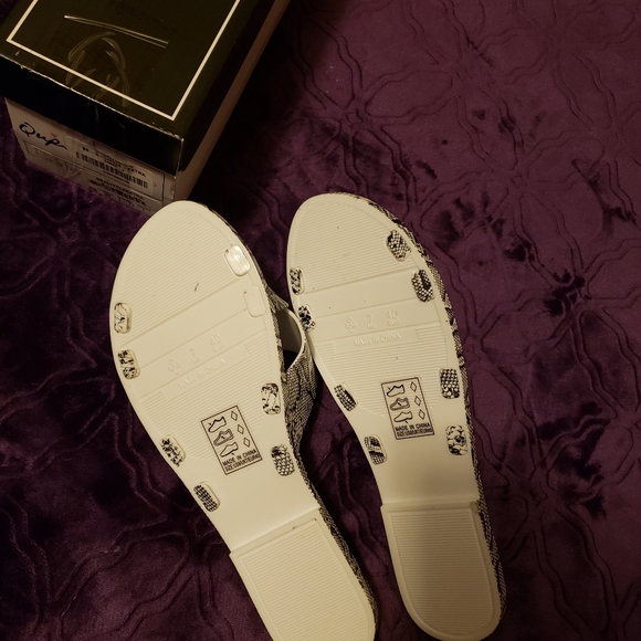 Snake skin patterned shoes - Picture 3 of 3